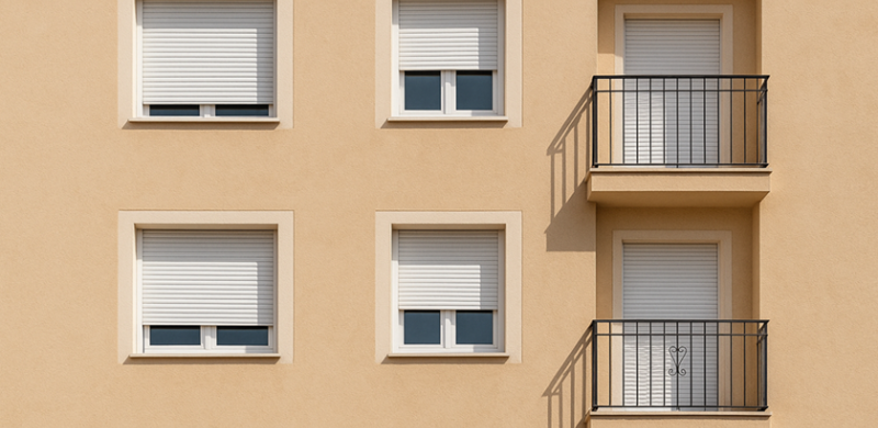 Fachada con persianas enrollables, ejemplo ideal para cambiar persiana manual a eléctrica y ganar comodidad y eficiencia