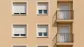 Fachada con persianas enrollables, ejemplo ideal para cambiar persiana manual a eléctrica y ganar comodidad y eficiencia